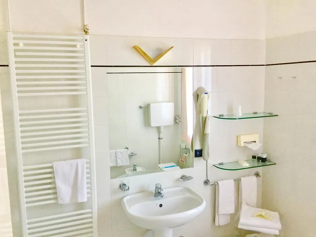 Hotel Villa Leri Monte Colombo 4*,  Italia